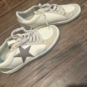 ShuShop White and Gray Star Sneakers